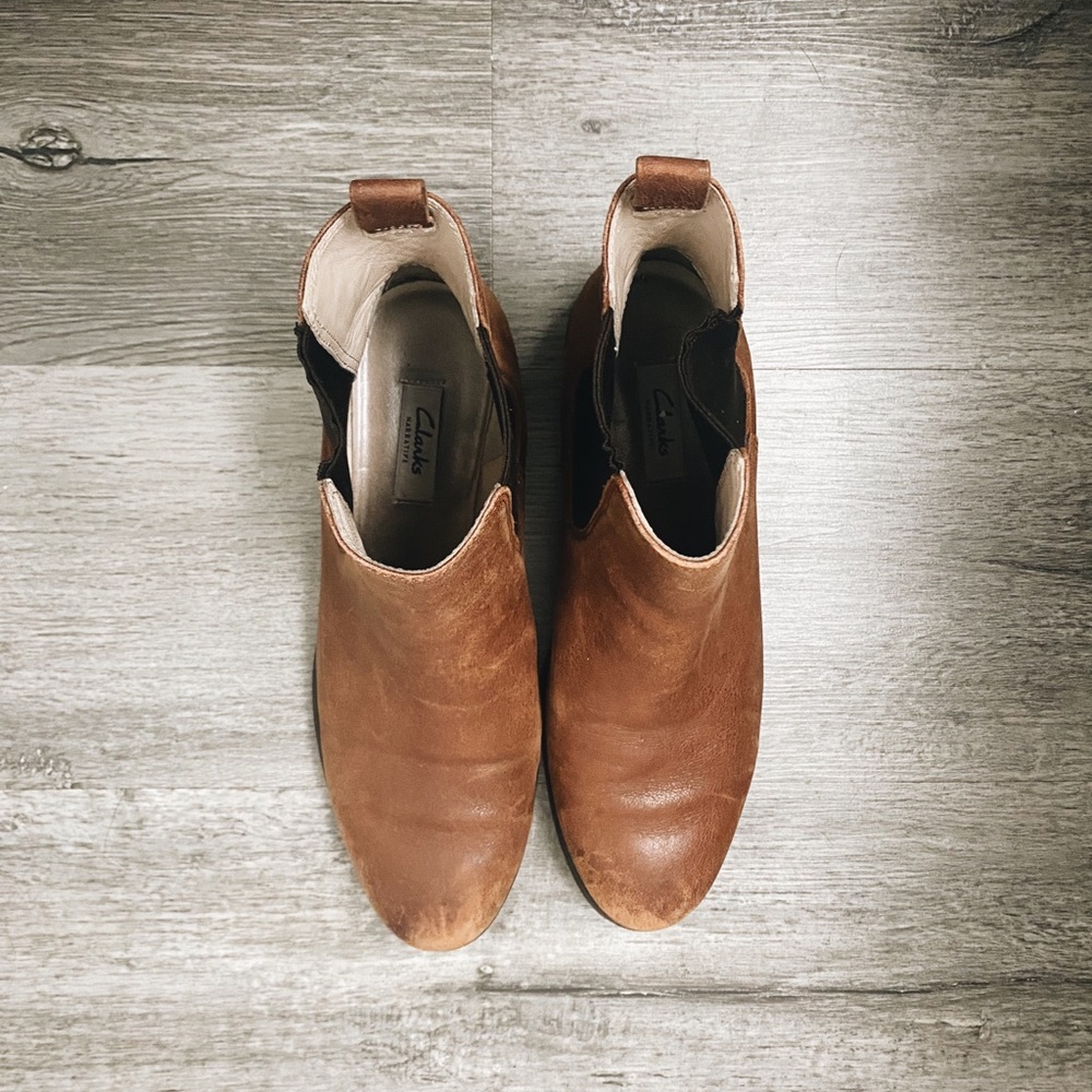 Brown leather Clark Chelsea booties